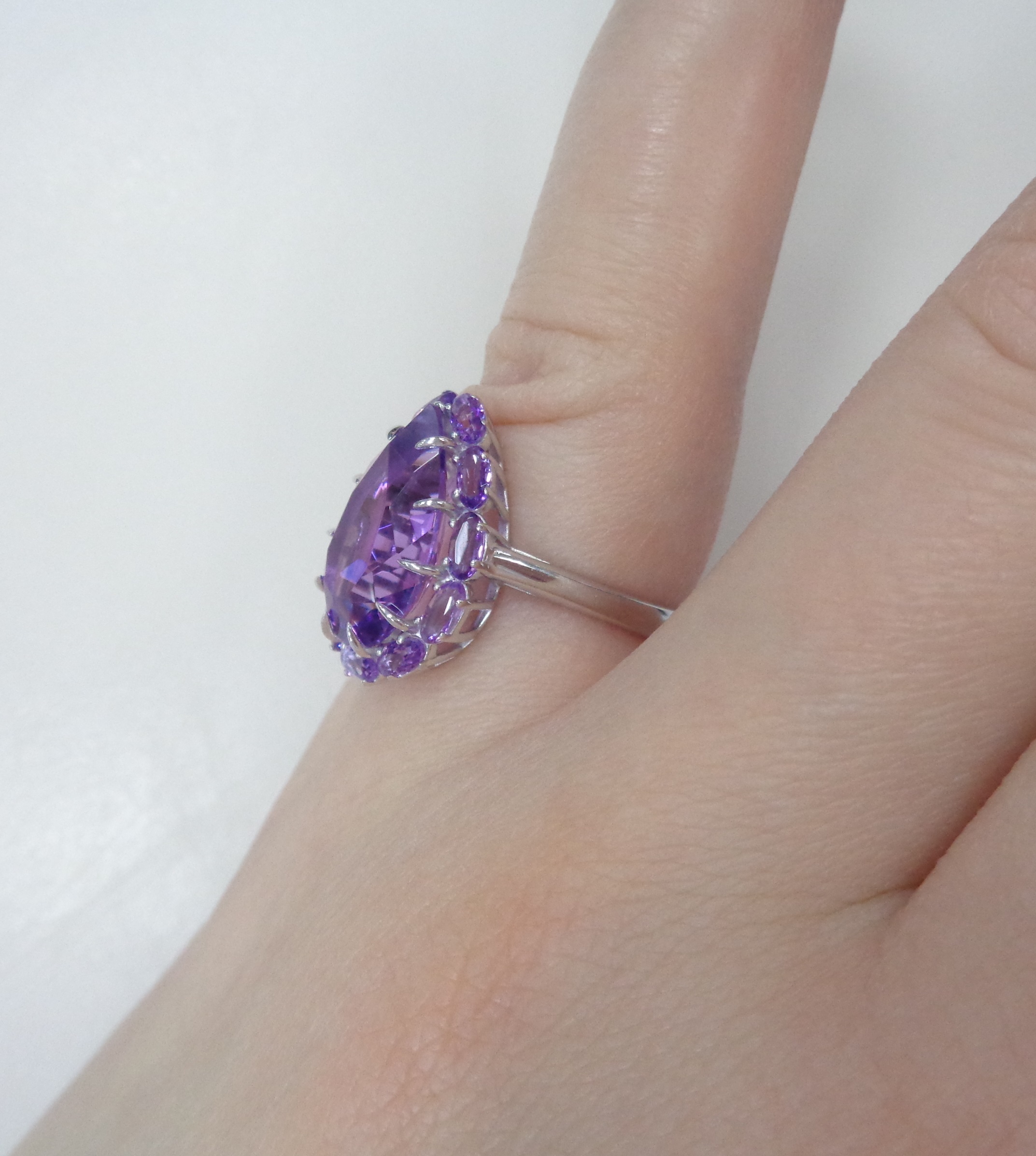 Серебряное кольцо с аметистами